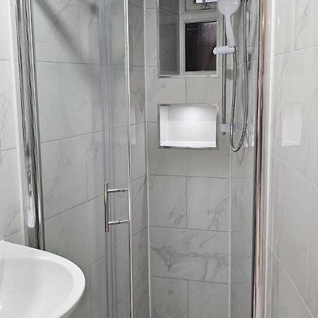 Cozy Studio Near To Tube Station Редбридж Экстерьер фото
