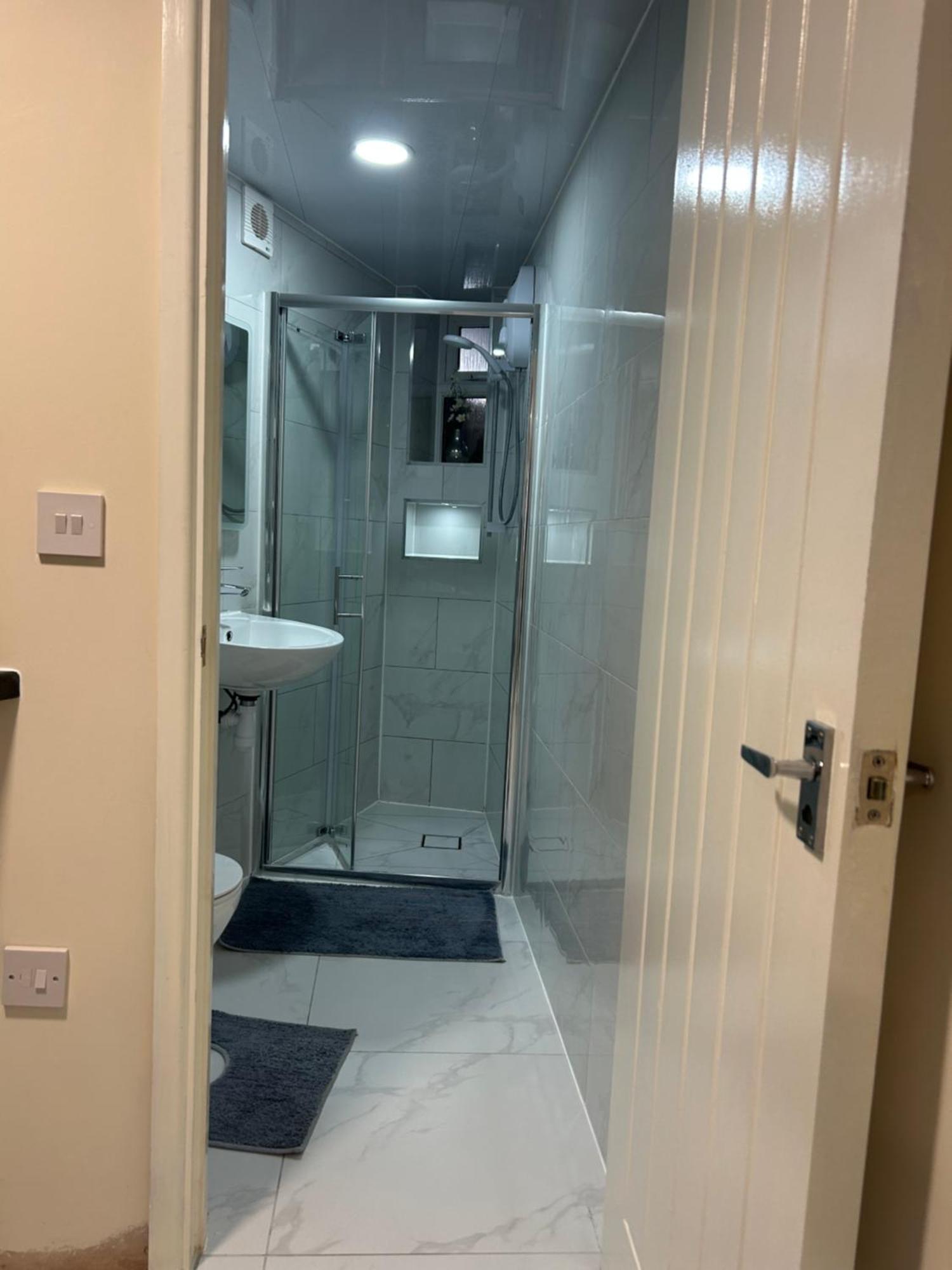 Cozy Studio Near To Tube Station Редбридж Экстерьер фото